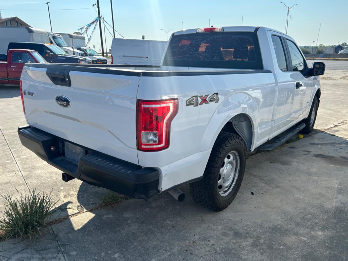 2017 White Ford F-150 XL SuperCab 6.5-ft. 4WD (1FTEX1EP1HF) with an 2.7L V6 DOHC 24V engine, 6A transmission, located at 1687 Business 35 S, New Braunfels, TX, 78130, (830) 625-7159, 29.655487, -98.051491 - Photo#2